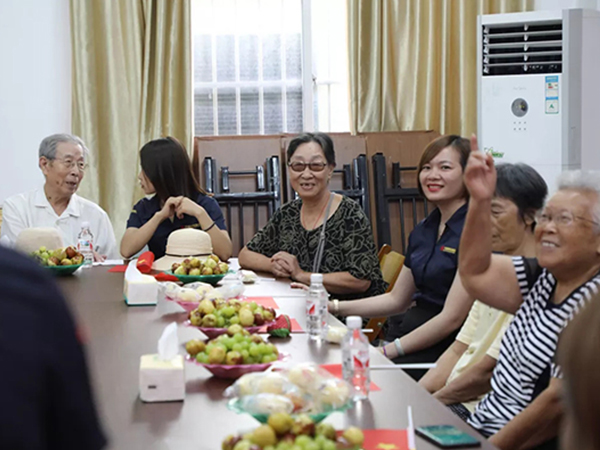 中庭裝飾集團(tuán)丨“情暖中秋，將愛傳承”——走進(jìn)金浦社區(qū)慰問高齡老人